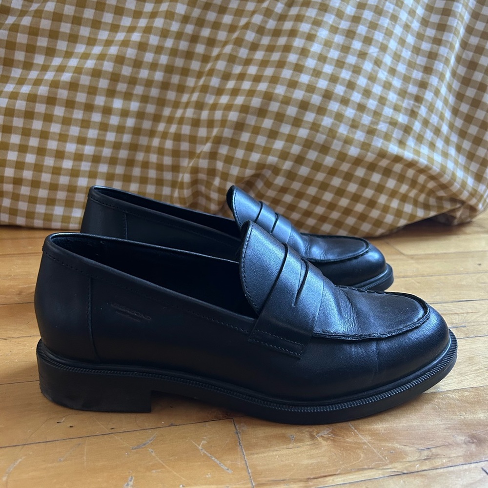 Vagabond Amina black loafer for women